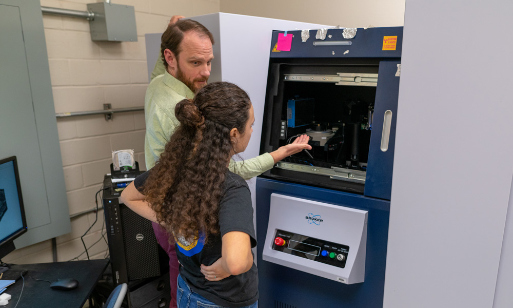  Dr. R. Brandon Pratt, professor of biology at CSU Bakersfield, demonstraiting equipment to a student