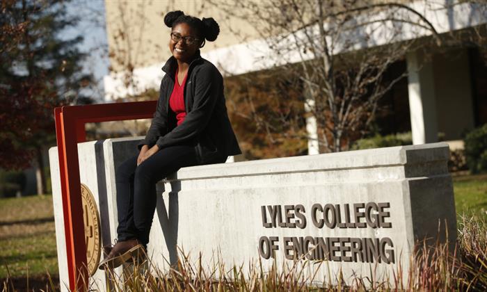 Tranicé Warner was the top candidate in 2014 to Fresno State’s Lyles College of Engineering’s Husband-Boeing Honors Program.